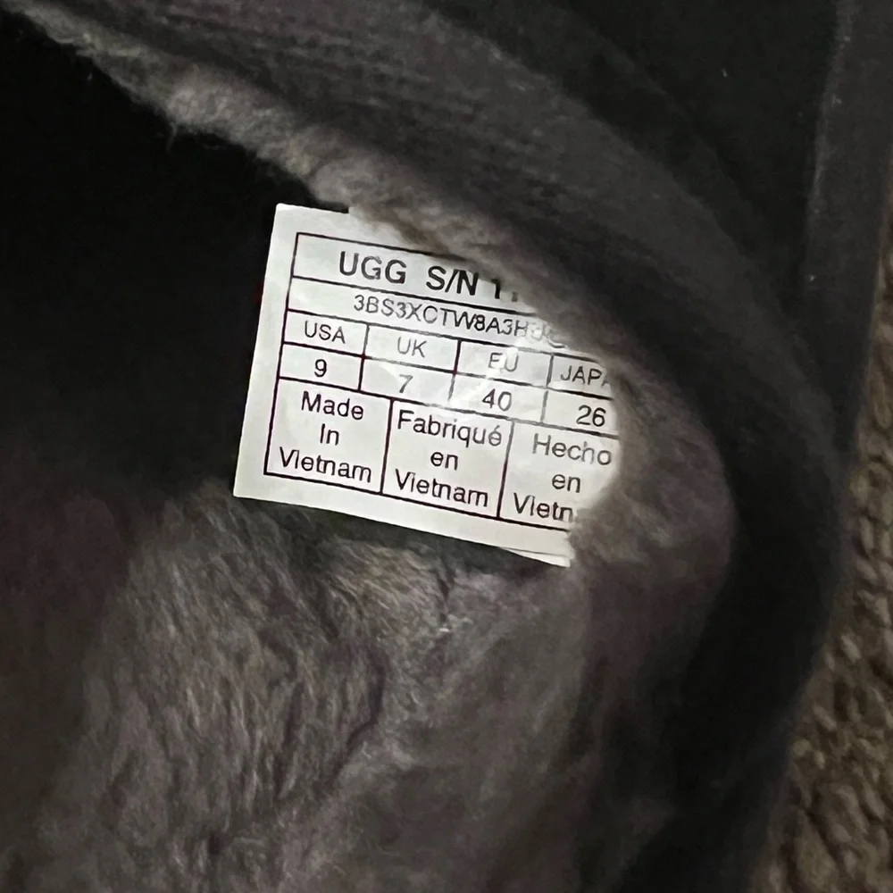 UGG Slippers-Size 9 - Picture 6 of 10